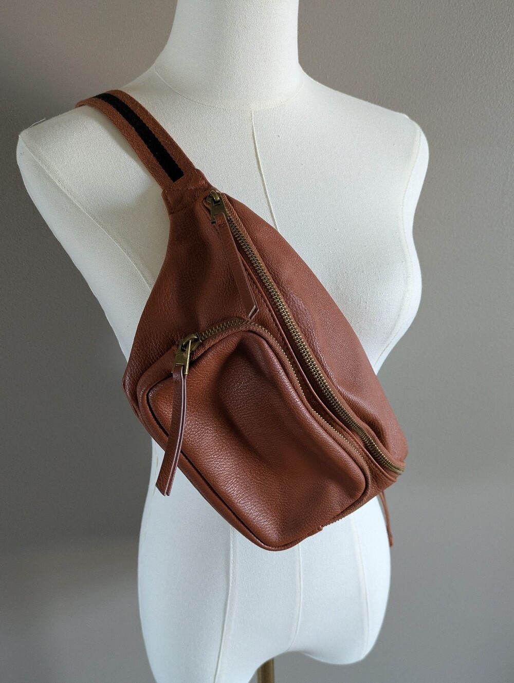 Universal Thread Brown Pebbled Faux Leather Adjustable Fanny Pack Crossbody Bag